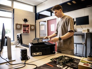 ICT student maakt computerkast open