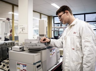 Laboratoriumtechniek Emmen Opleidingsfotografie Lowres 220225 25 Student laboratoriumtechniek bij centrifuge