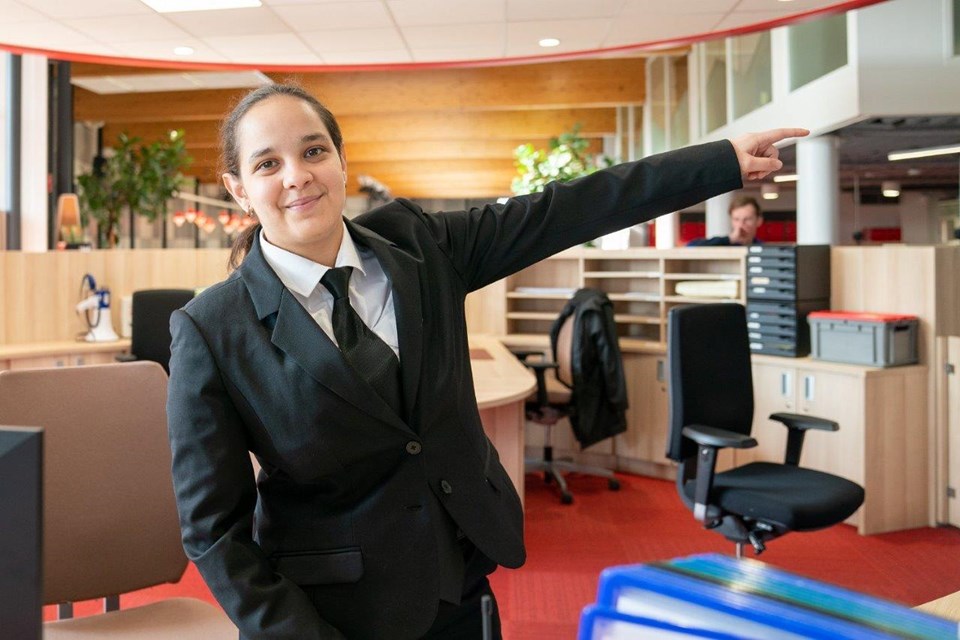 Beveiliger wijst de weg