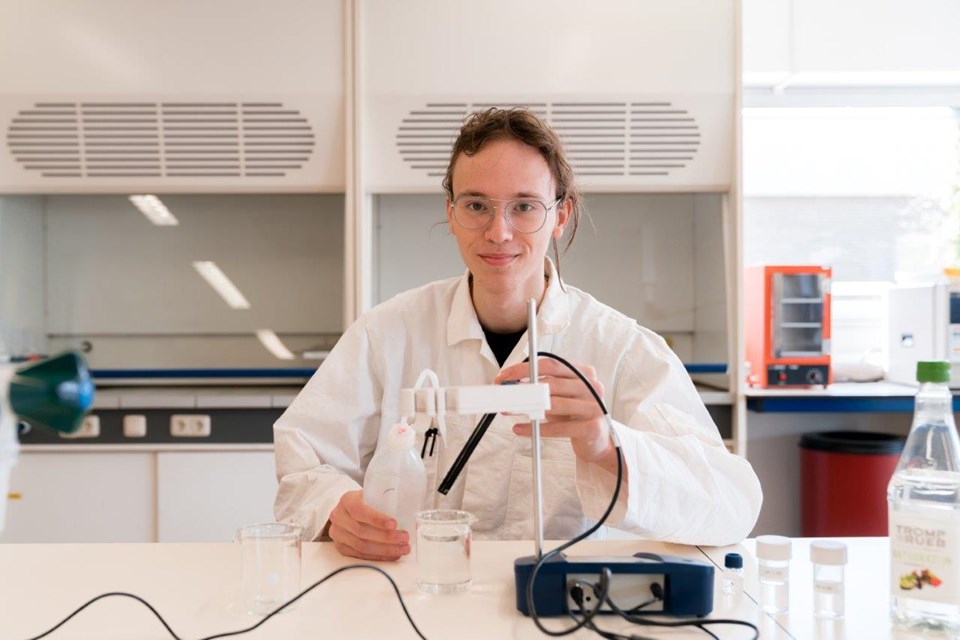 Student voer proef uit bij Lab Techniek