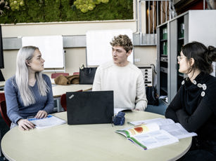Vavo studenten bespreken samen de les