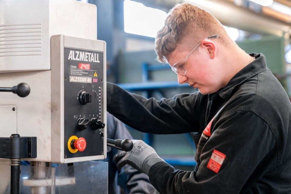 Student Metaaltechniek stelt machine in
