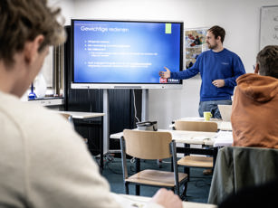 Docent geeft uitleg aan de klas