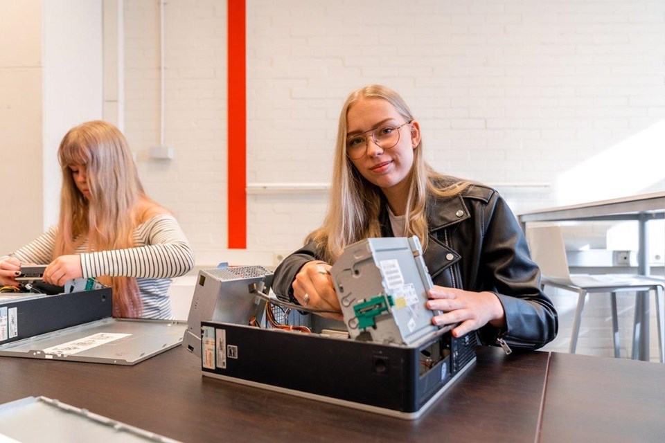 ICT Niveau 3 4 Iris Sijbom 2022 (22) Twee studenten ICT sleutelen aan binnenkant computerkast