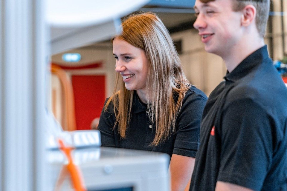 Twee studenten aan het werk bij machine
